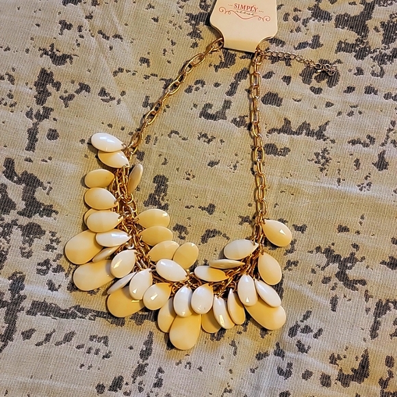Jewelry - Gold and cream necklace